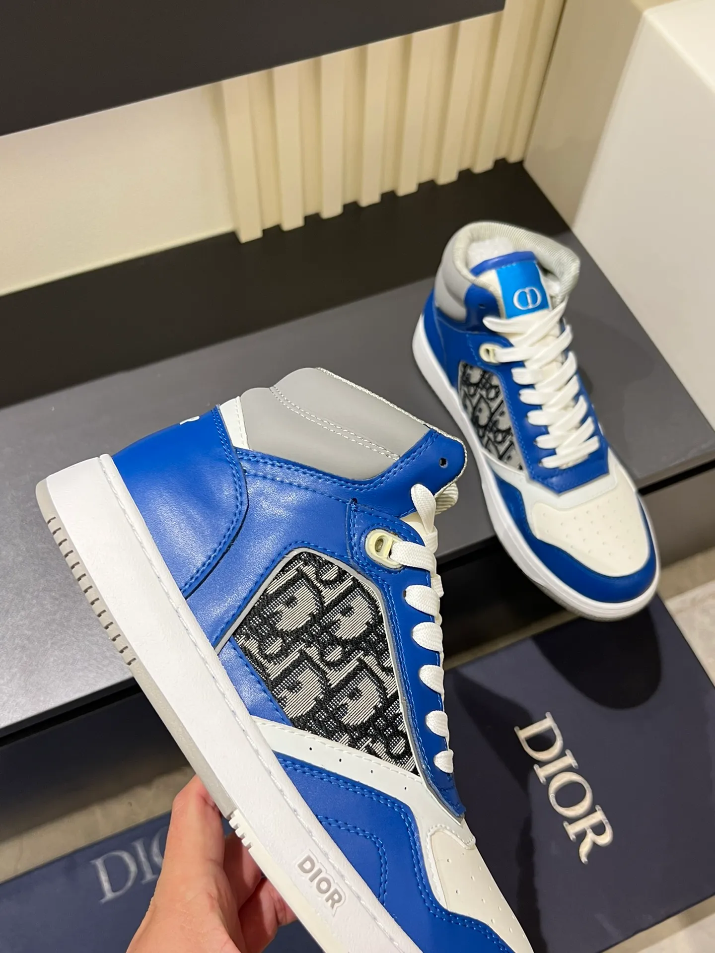 Men's shoes 💰p460 "Dio*" mid-top B27 casual sneakers. This B27 high-top sneaker is a new product in the series and continues Di*r's classic style. Crafted from gray and white smooth calf leather with beige and black Oblique print panels on the sides. The "CD Icon" shaped shoelace eyelets are clever and delicate, and the two-color rubber sole, rear collar and heel are all equipped with the brand's iconic details to enhance the style. Oblique printed straps at the ankle allow for an adjustable fit to complement the overall design. Fashionable and versatile, it can complement any look. Create an exquisite design with unique dynamic vitality and modern atmosphere, presented in low-top and high-top styles. This new must-have shoe adds a new dimension to Dior's archive heritage, embodying modern elegance. Purchase the original version and make it 1:1. If you need top quality, please come to me! Male 38-44!